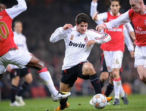 Pato, với lối đá lắt léo và tốc độ, từng gây kinh hoàng cho nhiều hàng phòng ngự ở châu Âu khi còn toả sáng ở AC Milan.