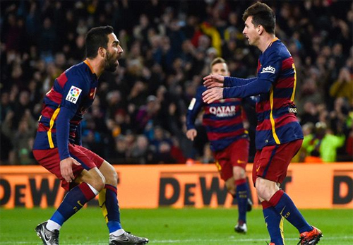 Tân binh Arda Turan chia vui với Messi sau bàn thắng trong hiệp một. Ảnh: Reuters