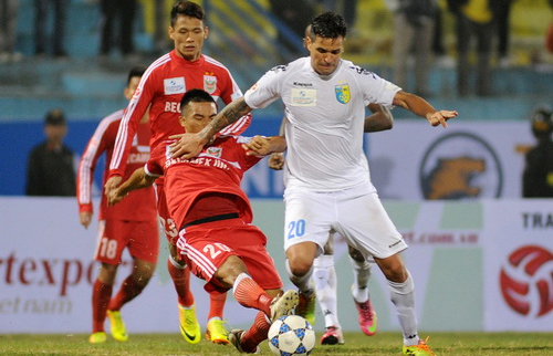 Bình Dương (áo đỏ) đấu Hà Nội T&T ngày 30/1 tới với tư cách củ nhân của cú đúp danh hiệu mùa trước - vô địch V-League và đoạt Cup Quốc gia 2015.