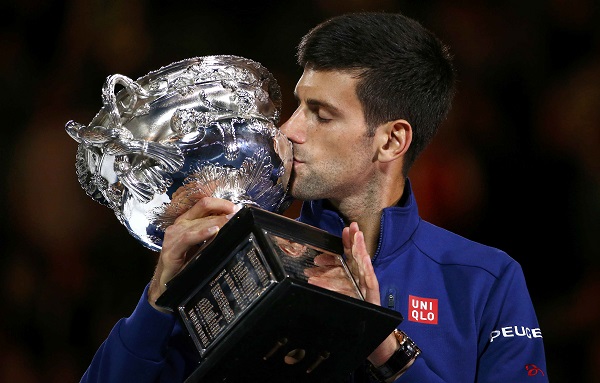 Djokovic bên chiếc Cup vô địch Australia Mở rộng lần thứ sáu. Ảnh: Reuters.