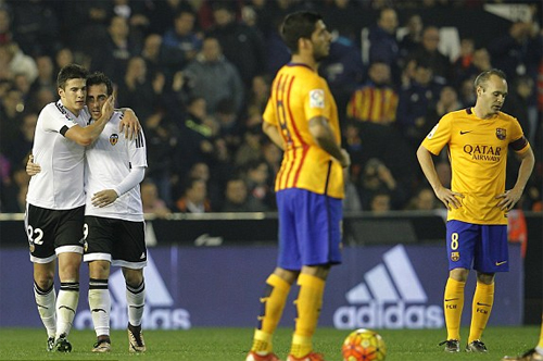 Valencia (áo trắng) cầm chân Barca với tỷ số 1-1 cuối năm ngoái. Ảnh: Reuters