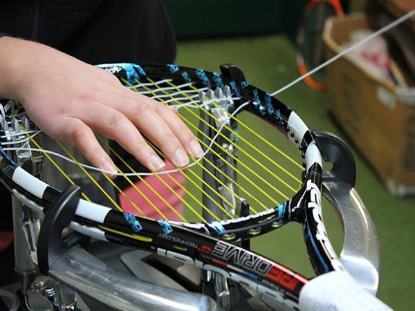 Nên căng vợt tennis bao nhiêu kg?